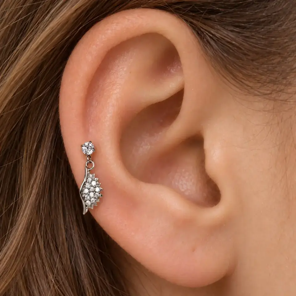 kanat-sallantili-helix-piercing