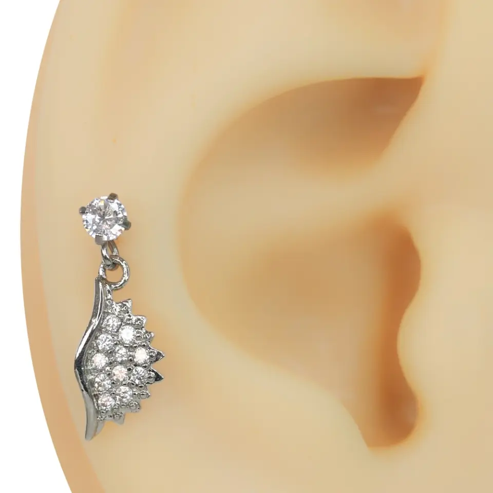 Kulakta sallantılı melek kanadı formunda duran zirkon taşlı tragus helix kıkırdak piercing