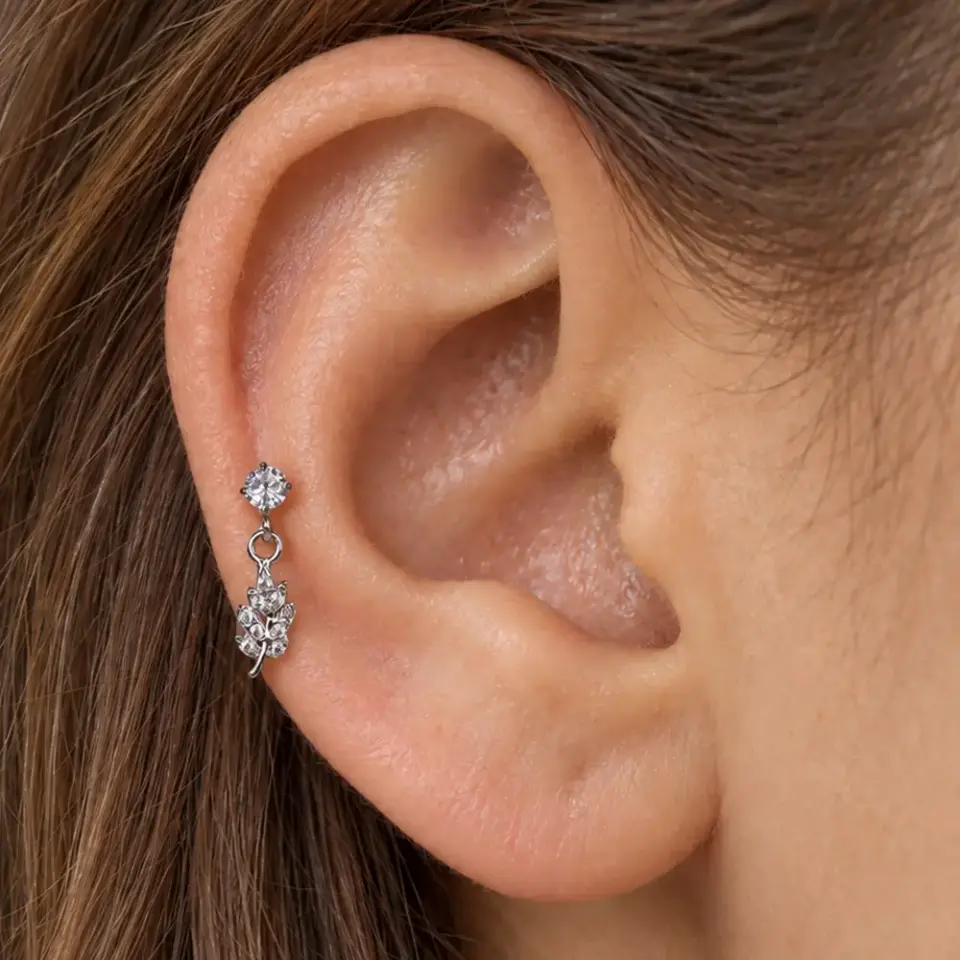 yaprak-sallantili-helix-piercing