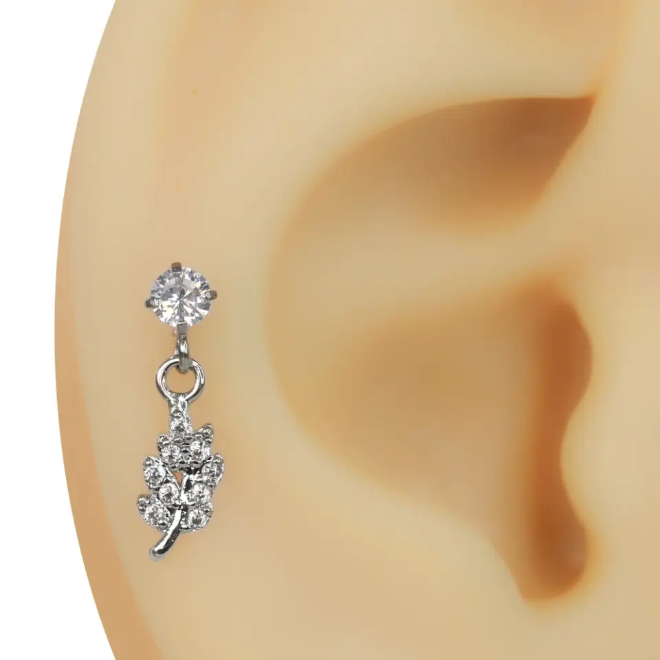 Kulak üzerinde sergilenen sallantılı yaprak figürlü zirkon taşlı tragus helix kıkırdak piercing