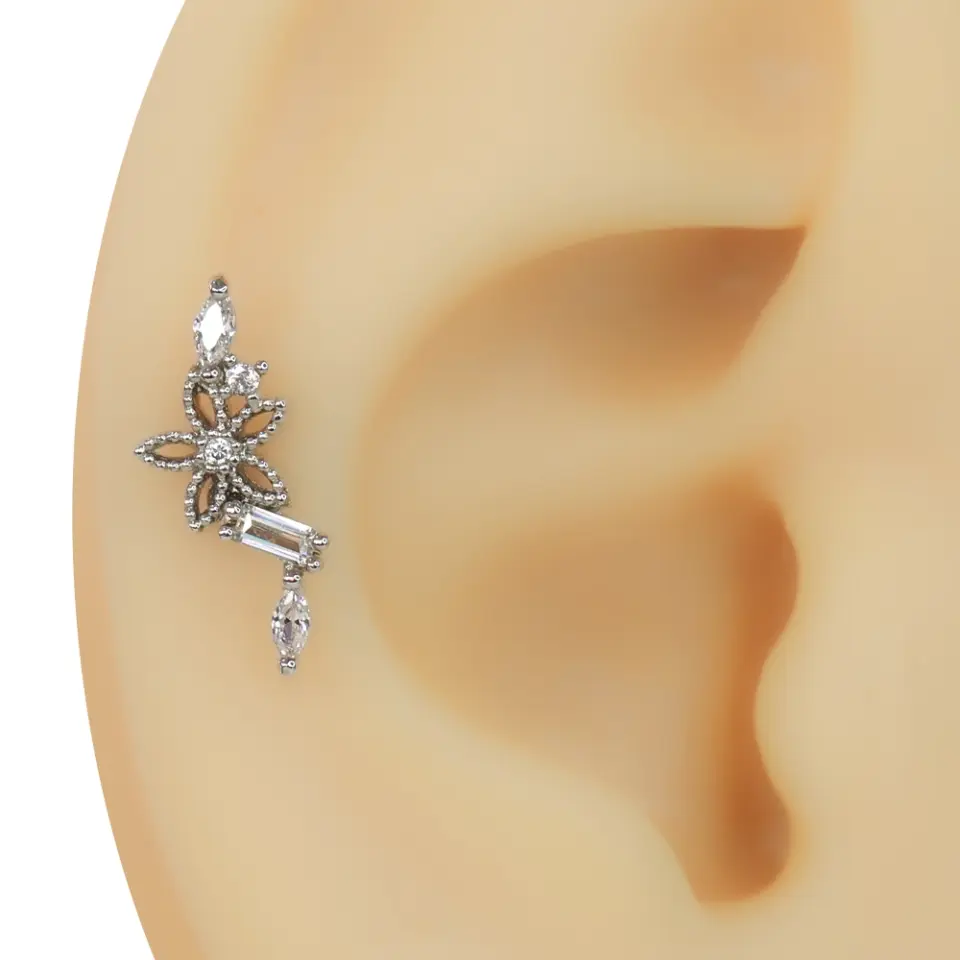 Kulak kıkırdağı üzerinde şık duran zirkon taşlı Bahar model tragus helix kıkırdak piercing