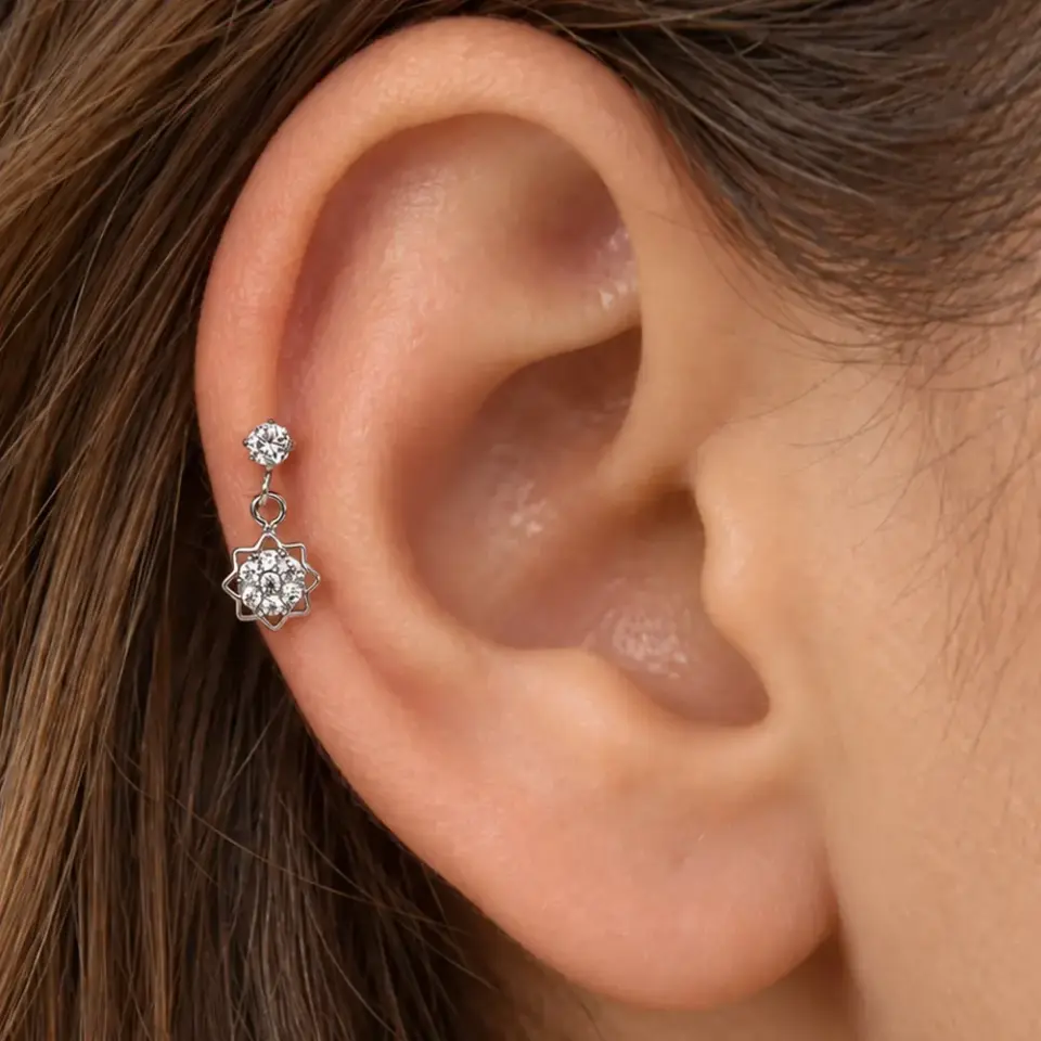 cicek-sallantili-helix-piercing