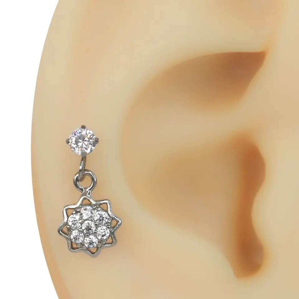 Kulak kıkırdağında sergilenen sallantılı güneş çiçeği figürlü zirkon taşlı tragus helix kıkırdak piercing