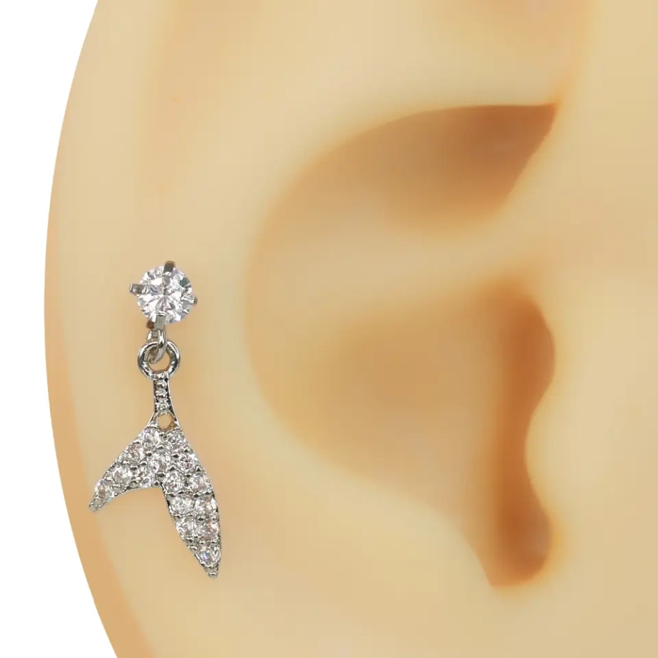 Kulak kıkırdağı üzerinde dikey duran denizkızı figürlü zirkon taşlı tragus helix kıkırdak piercing
