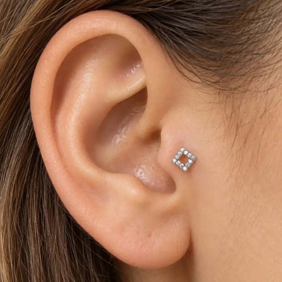 kare-tragus-piercing