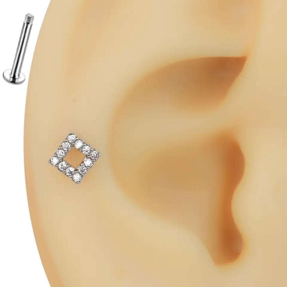Kulak kıkırdağında sergilenen arkası düz flatback yapılı zirkon taşlı tragus helix kıkırdak piercing