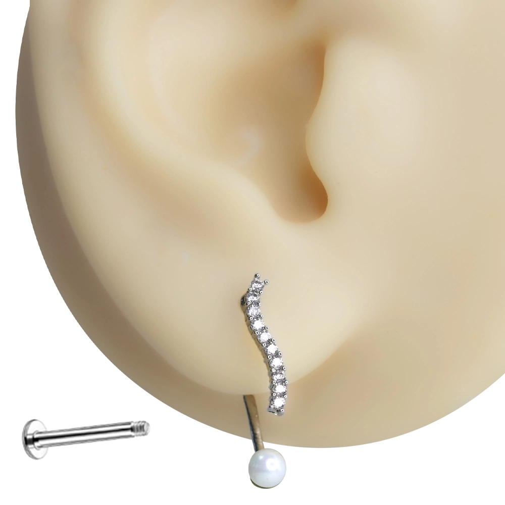 Kulağa takılmış ışıltılı inci zirkon taşlı tragus helix kıkırdak piercing modeli