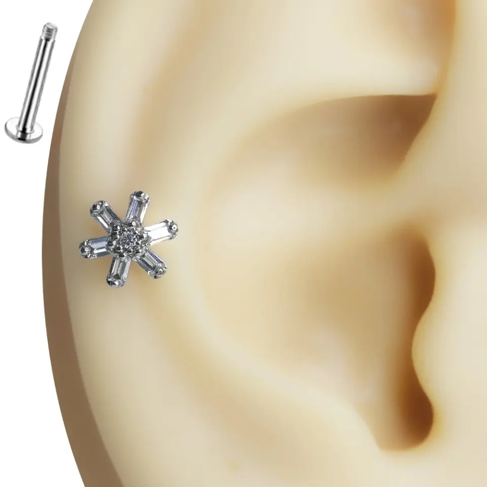 Kulak üzerinde sergilenen baget çiçek formunda zirkon taşlı tragus helix kıkırdak piercing