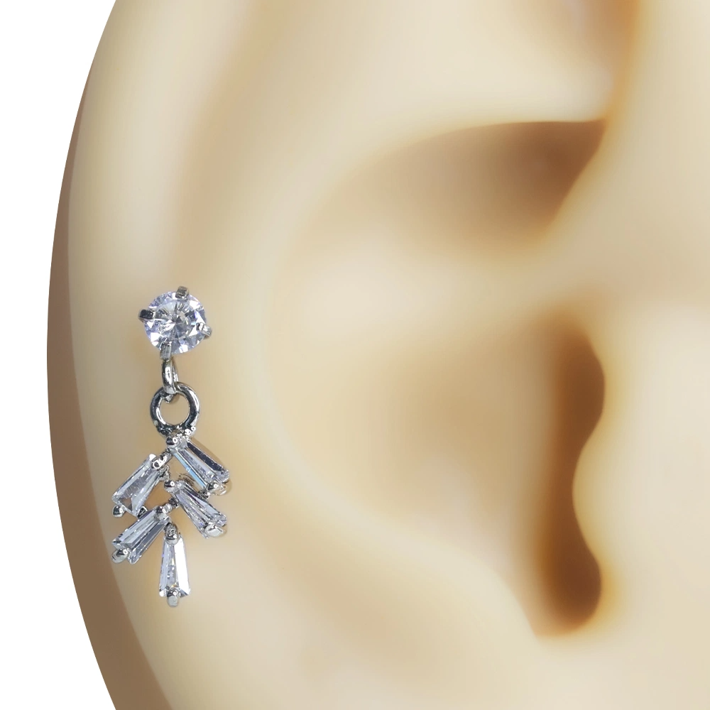 Kulak kıkırdağında sallantılı salkım baget zirkon taşlı tragus helix kıkırdak piercing görünümü