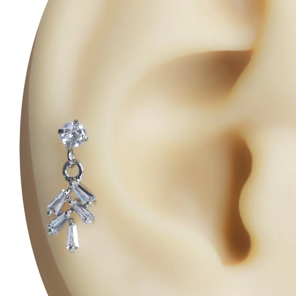 Kulak kıkırdağında sallantılı salkım baget zirkon taşlı tragus helix kıkırdak piercing görünümü
