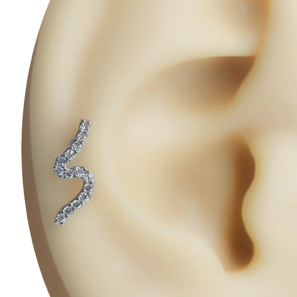 Kulakta şık duran S formlu kıvrımlı ışıltı zirkon taşlı tragus helix kıkırdak piercing