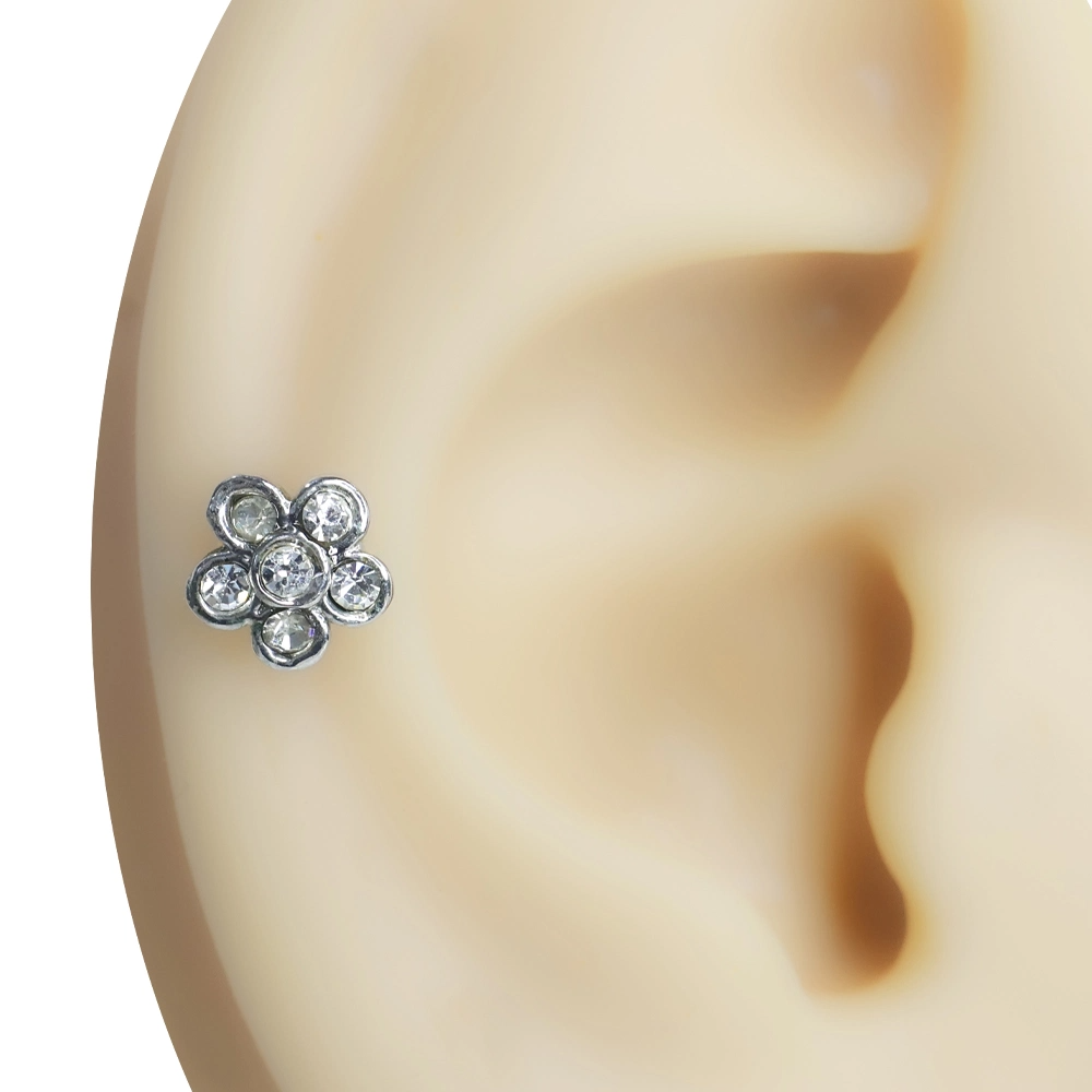Gümüş renkli zirkon taşlı papatya figürlü tragus helix kıkırdak piercing ürün görseli