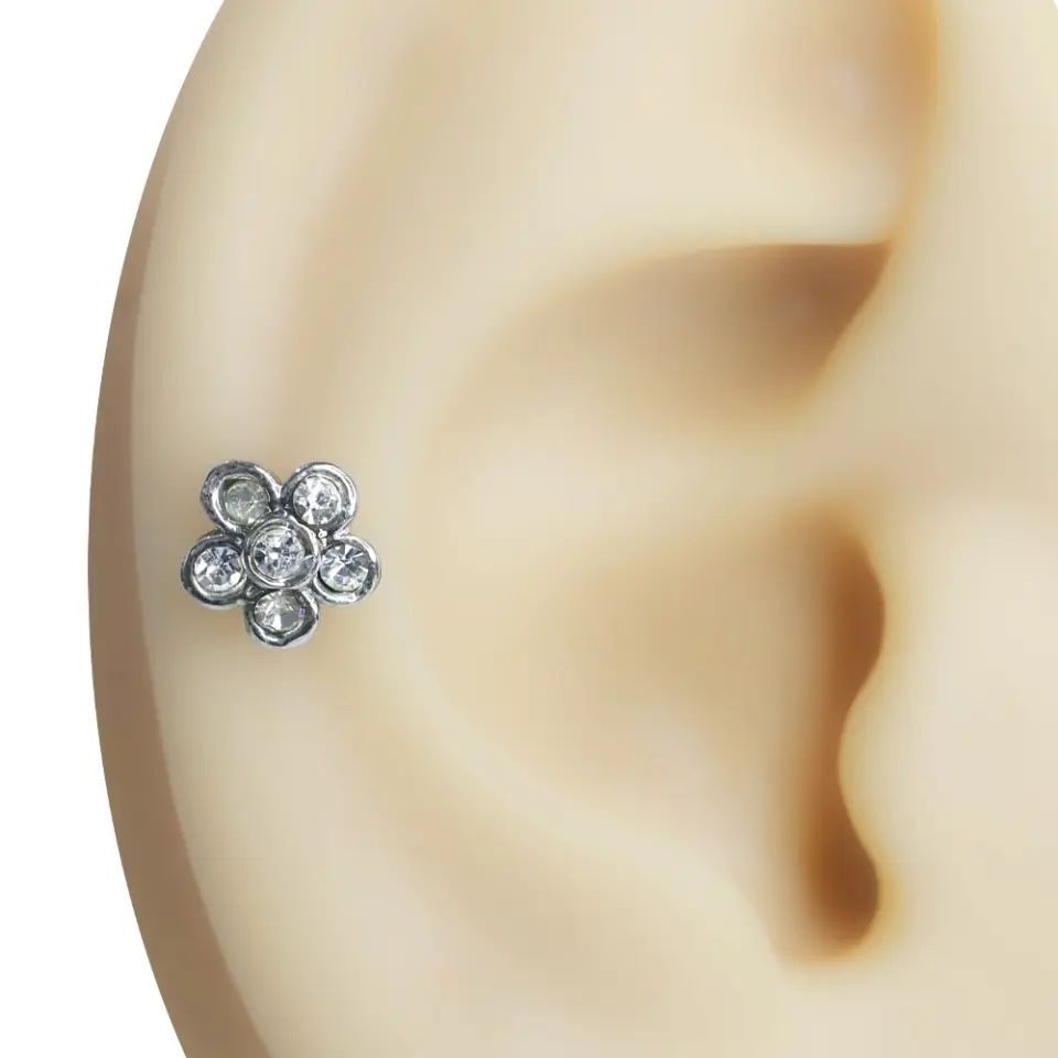 Gümüş renkli zirkon taşlı papatya figürlü tragus helix kıkırdak piercing ürün görseli