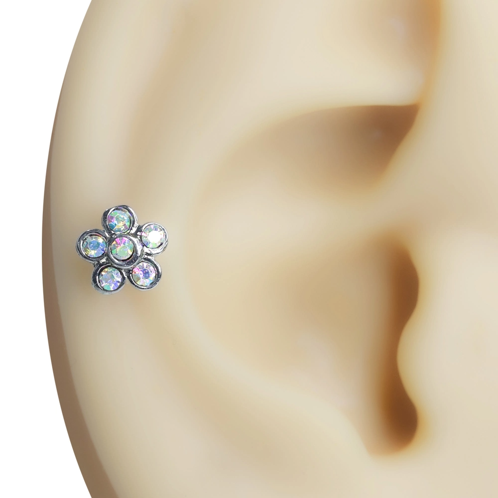Kulak üzerinde sergilenen papatya formlu zirkon taşlı tragus helix kıkırdak piercing