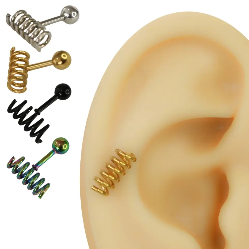 Kulakta lobe bölgesinde takılı sarı renkli spiral yay tasarımlı 316L cerrahi çelik piercing