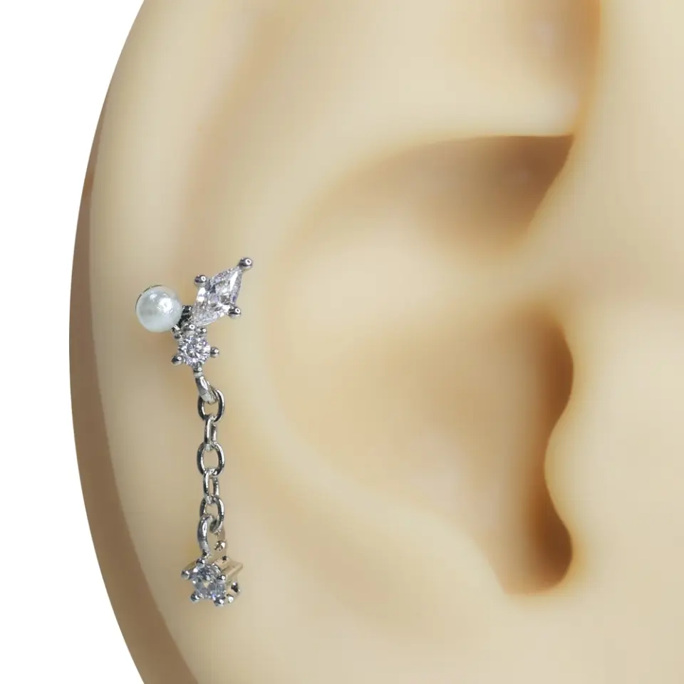 Kulağa takılmış sallantılı inci ve zirkon taşlı tragus helix kıkırdak piercing modeli