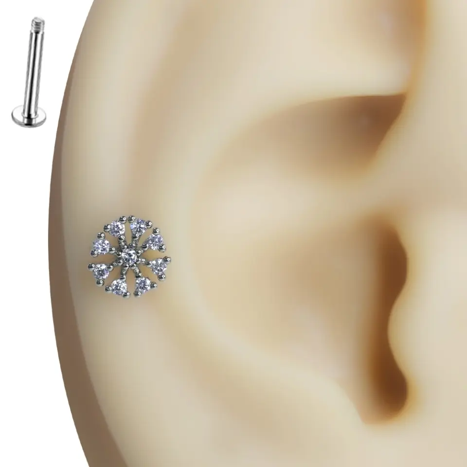 Kulak üzerinde sergilenen gümüş renkli kar tanesi formlu zirkon taşlı tragus helix kıkırdak piercing