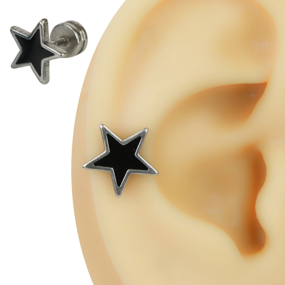 Kulakta lobe bölgesinde takılı gümüş çerçeveli siyah yıldız figürlü tünel görünümlü piercing