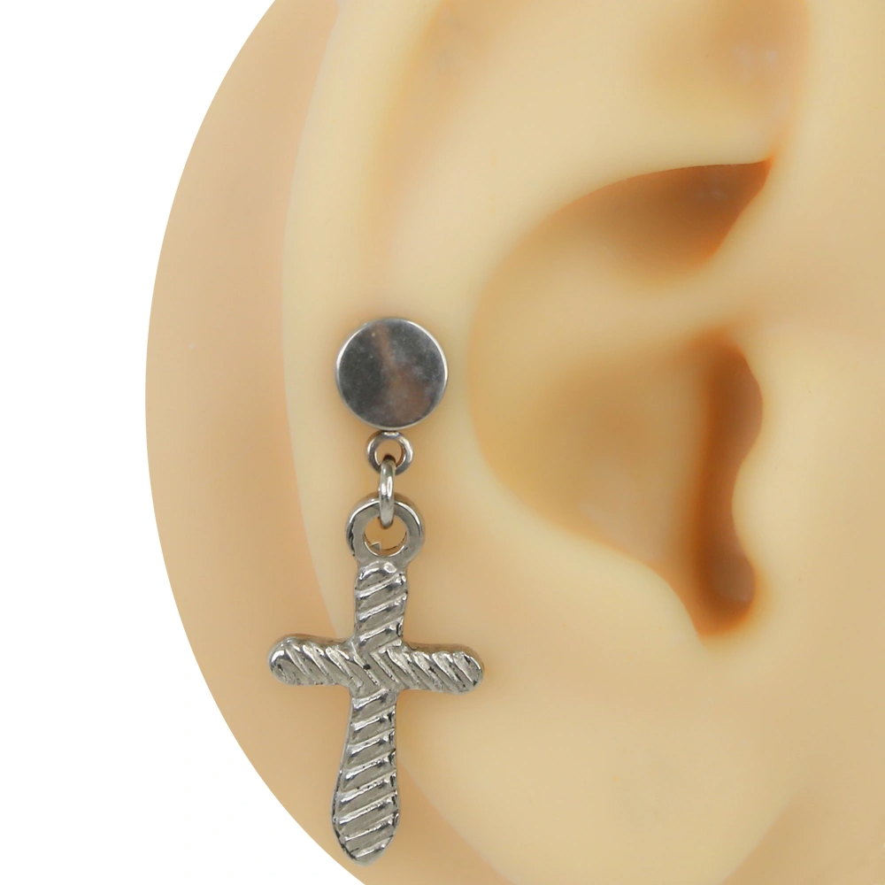 Kulakta lobe bölgesinde takılı gümüş renkli sallantılı haç figürlü tünel görünümlü piercing