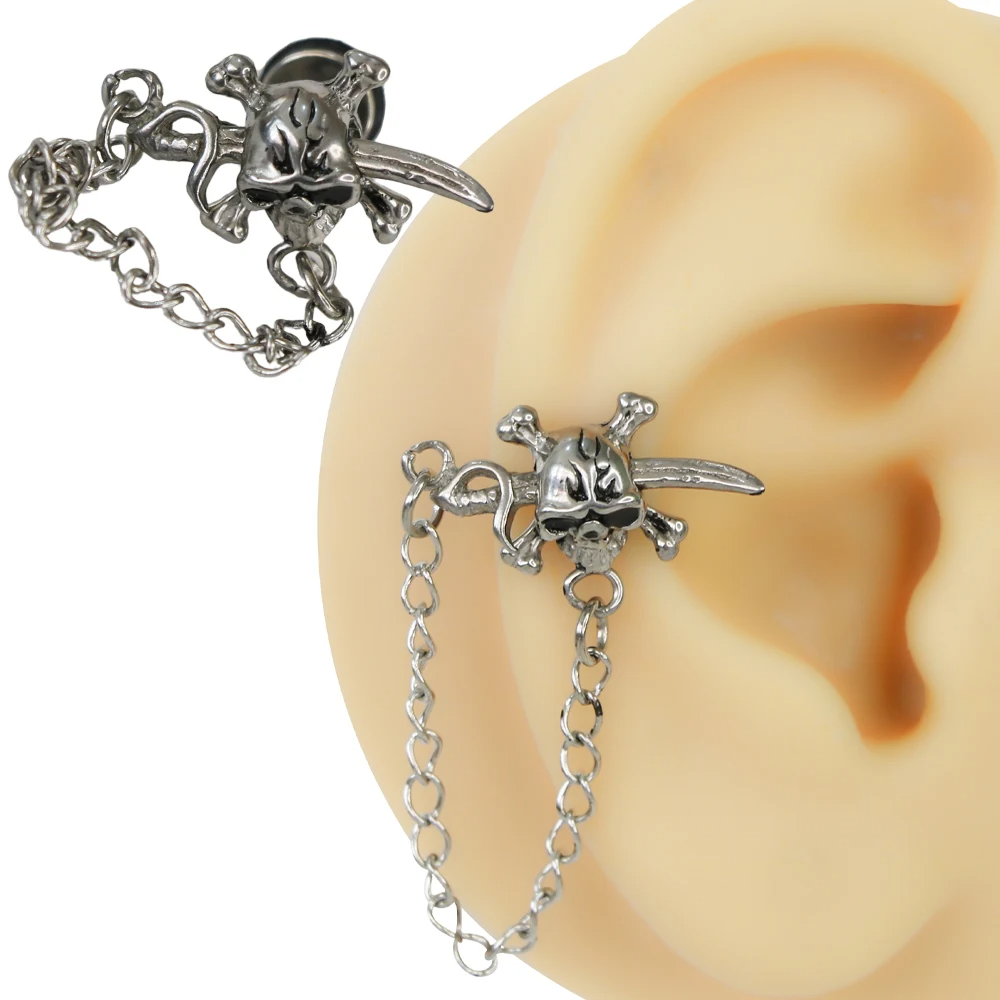 Kulakta lobe bölgesinde takılı gümüş renkli kılıçlı kurukafa figürlü ve sallantılı zincirli piercing