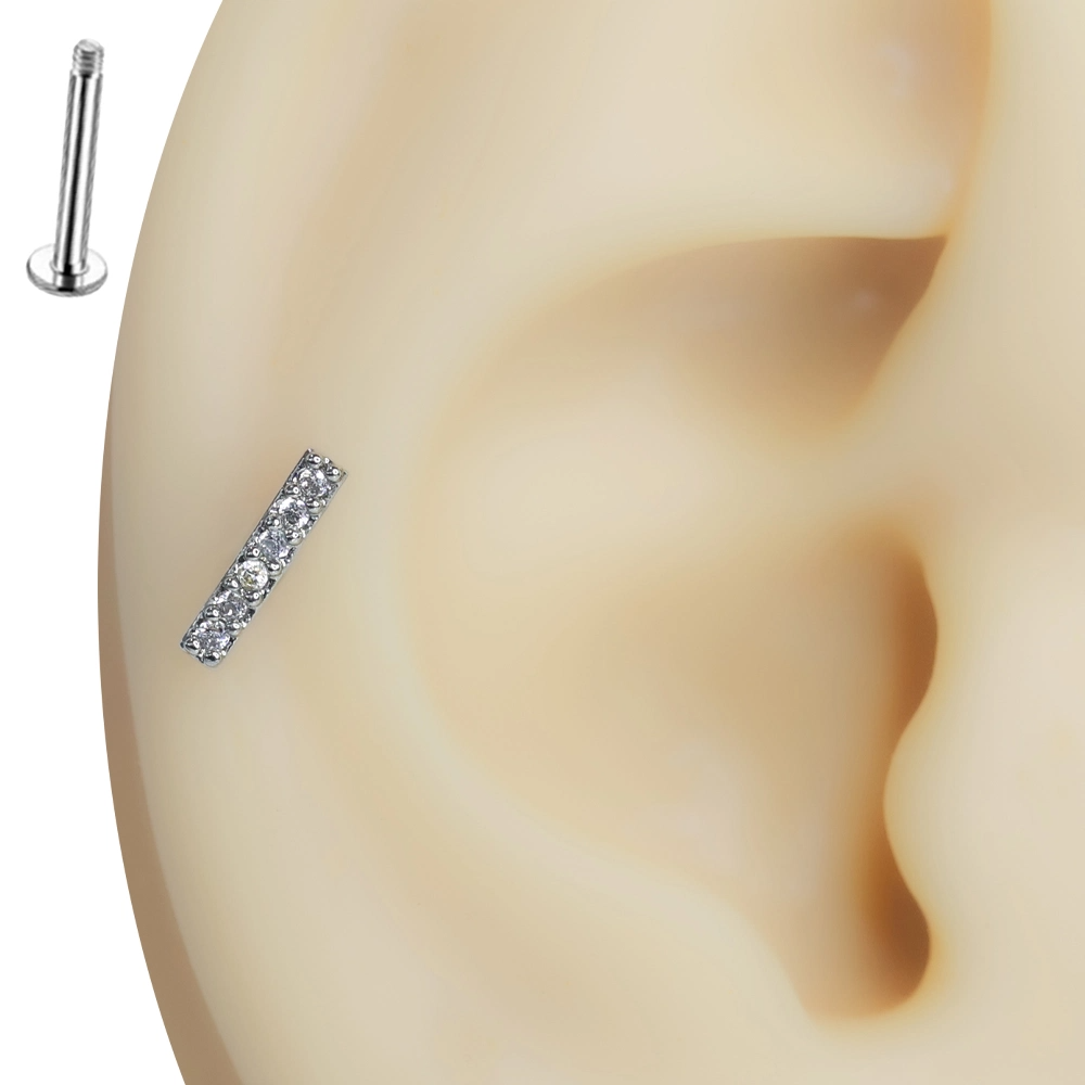 Kulak üzerinde sergilenen doğrusal zirkon taşlı gümüş renkli tragus helix kıkırdak piercing