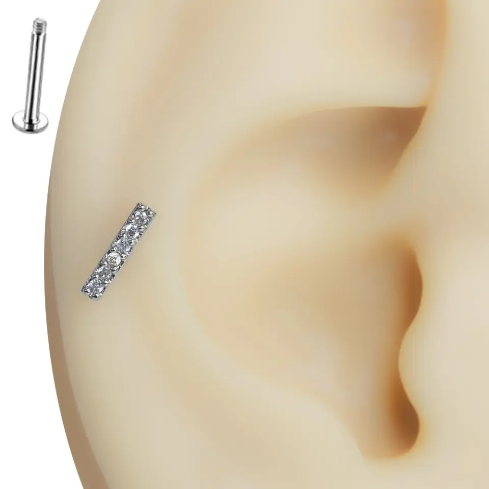 Kulak üzerinde sergilenen doğrusal zirkon taşlı gümüş renkli tragus helix kıkırdak piercing