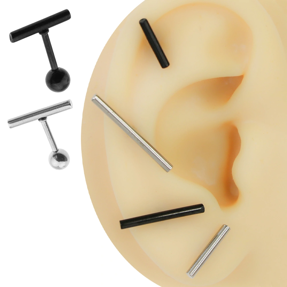 Kulakta helix ve lobe bölgelerinde takılı siyah ve gümüş renkli yatay çubuk objeli t bar piercing modelleri