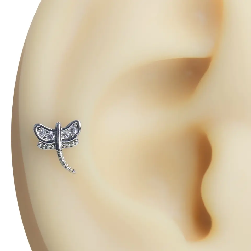 Kulak üzerinde çok şık duran zirkon taşlı yusufçuk tasarım tragus helix kıkırdak piercing