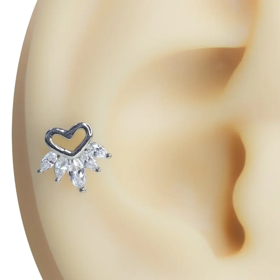 Kulak üzerinde sergilenen markiz zirkon taşlı kalp figürlü tragus helix kıkırdak piercing
