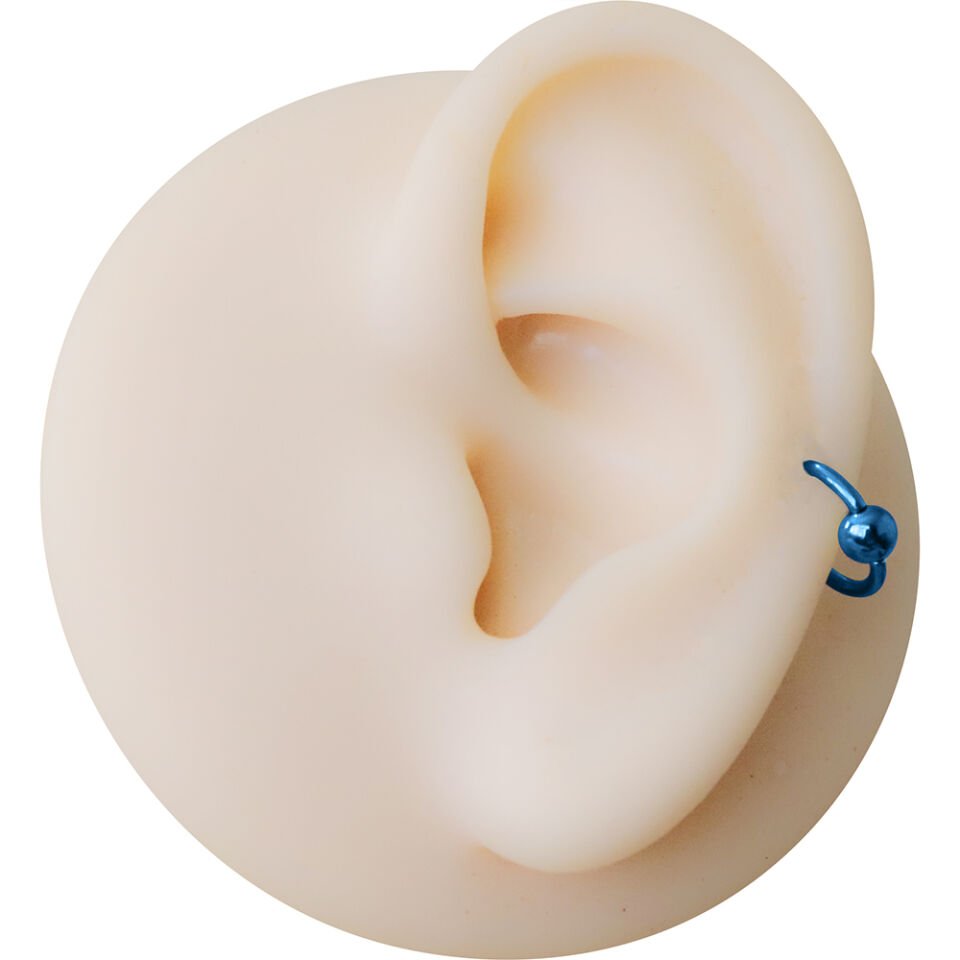 Dudak ve septum bölgesinde sergilenen mavi kararmayan dudak burun kıkırdak piercing