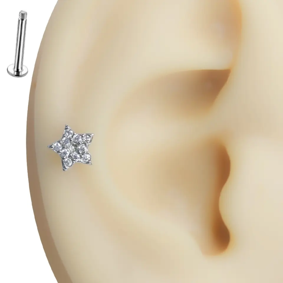 Kulak kıkırdağında sergilenen zirkon taşlı yıldız figürlü tragus helix kıkırdak piercing