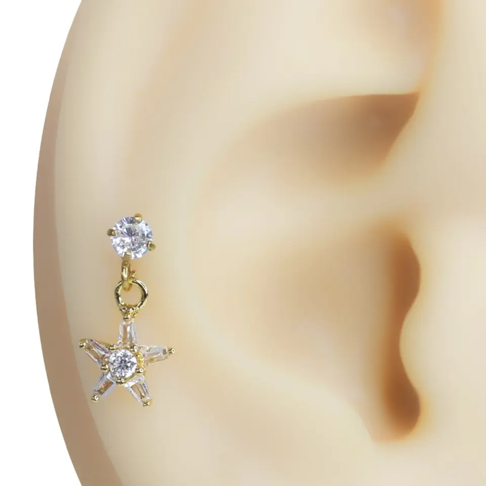 Kulak üzerinde sallantılı zirkon taşlı yıldız çiçeği model altın rengi tragus helix kıkırdak piercing