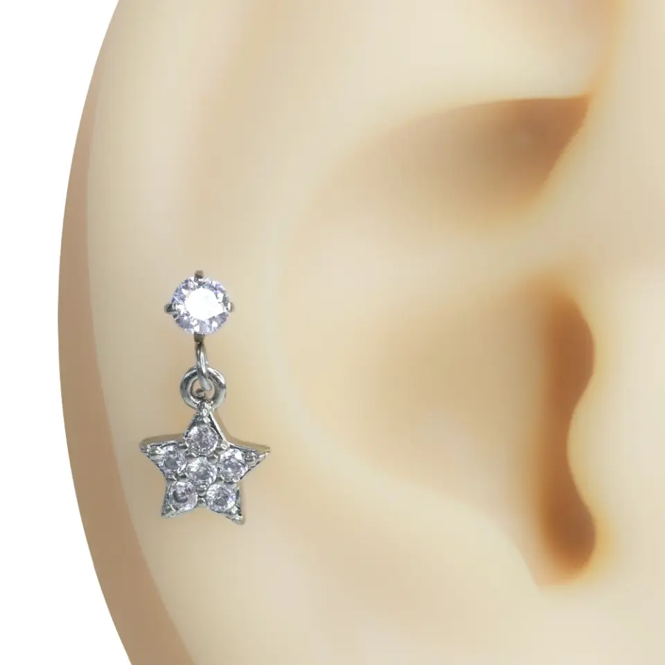 Kulak kıkırdağında sergilenen sallantılı zirkon taşlı yıldız çiçeği tragus helix kıkırdak piercing