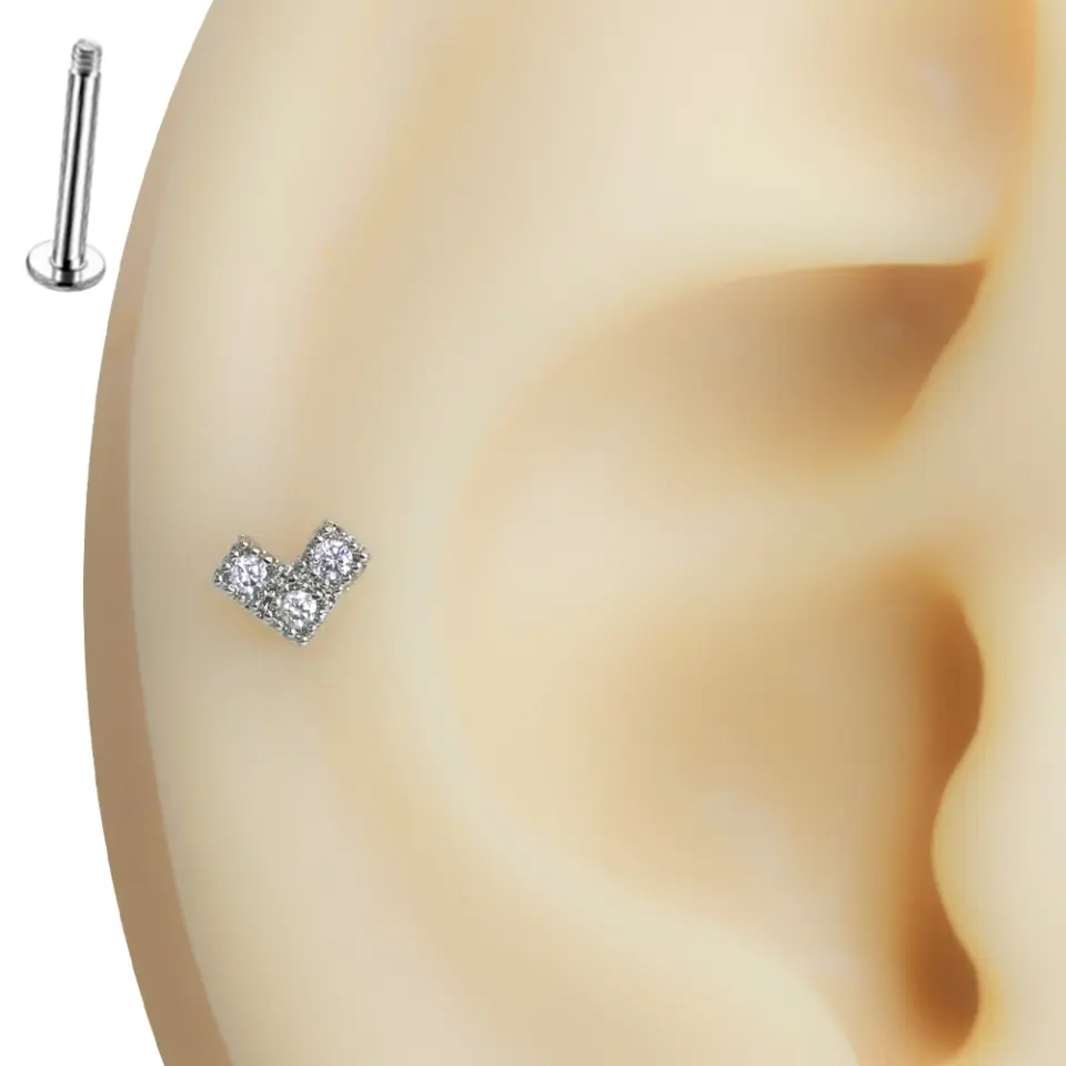 Kulak kıkırdağı üzerinde sergilenen zirkon taşlı lego kalp figürlü tragus helix kıkırdak piercing