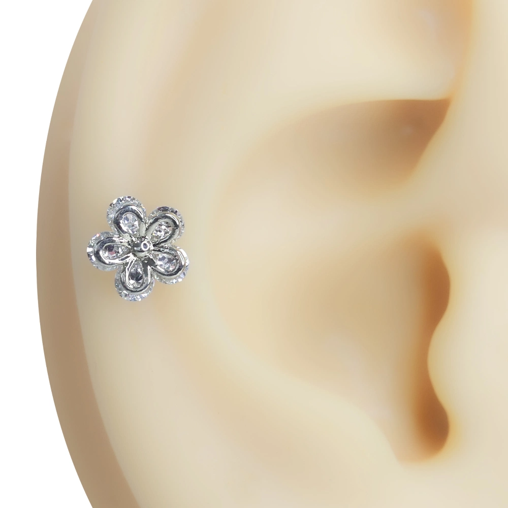 Gümüş renkli zirkon taşlı çiçek model tragus helix kıkırdak piercing seçeneklerinin toplu görünümü