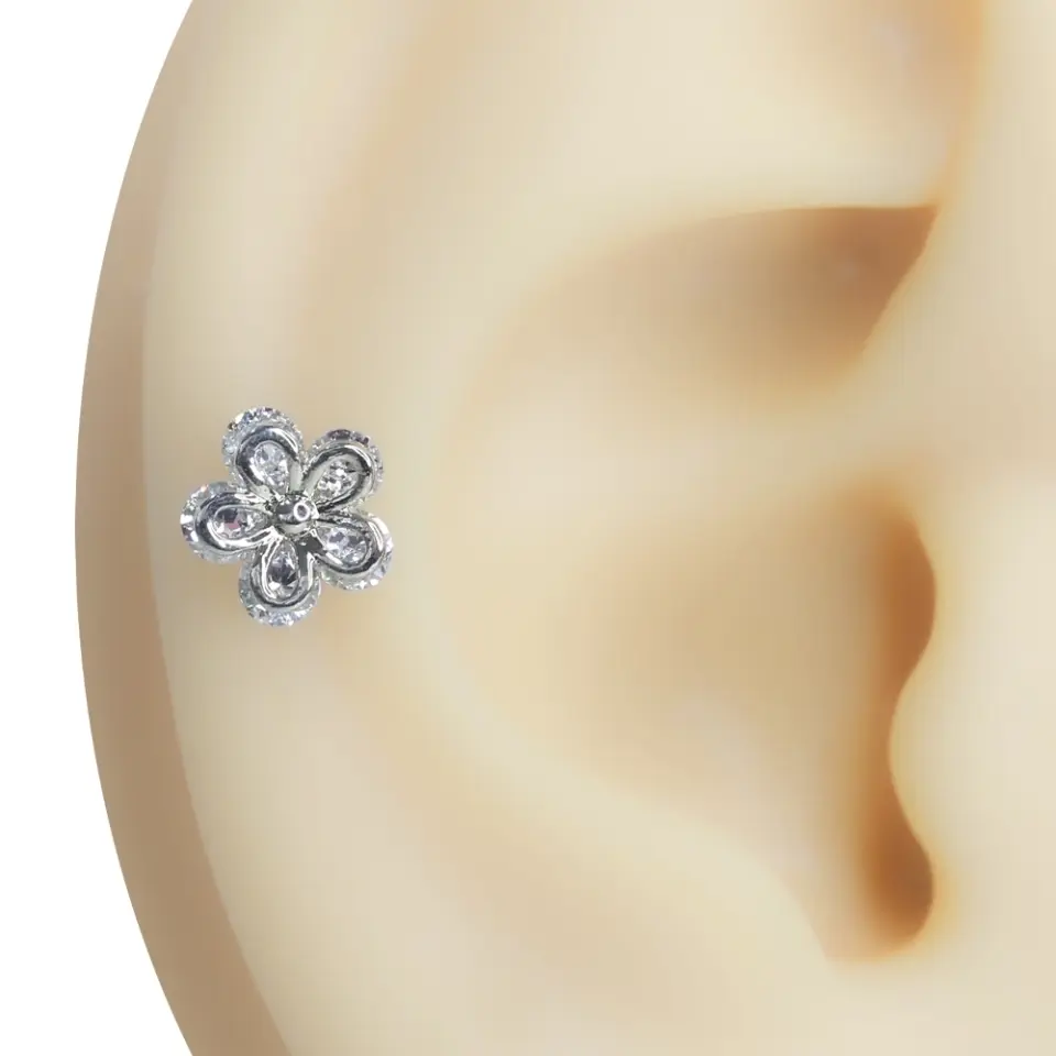 Gümüş renkli zirkon taşlı çiçek model tragus helix kıkırdak piercing seçeneklerinin toplu görünümü