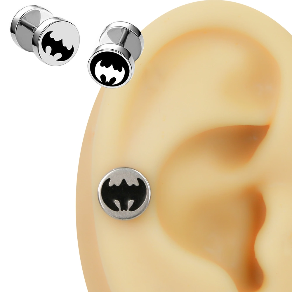 Kulakta tünel görünümü sağlayan gümüş zemin üzerine siyah Batman sembollü yuvarlak disk piercing