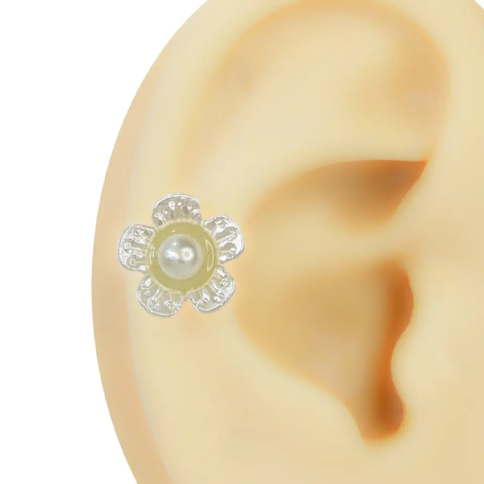 Kulak kıkırdağında duran ortası beyaz inci görünümlü beş yapraklı şeffaf çiçek piercing