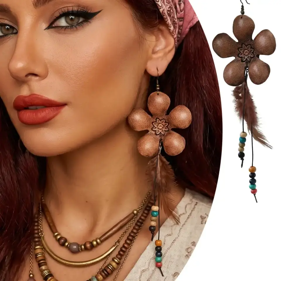 El yapımı deri küpe tüy ve ahşap boncuk detaylı bohem model