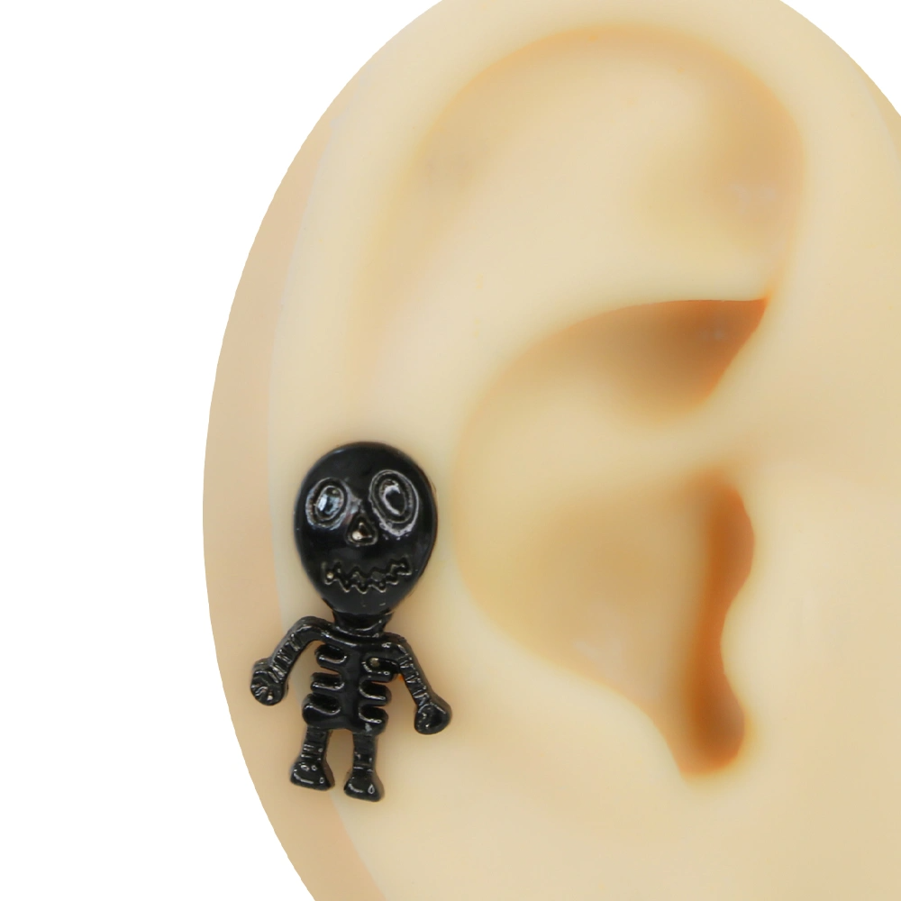 Kulak memesi lobe bölgesinde siyah renkli sevimli iskelet figürlü tünel görünümlü piercing