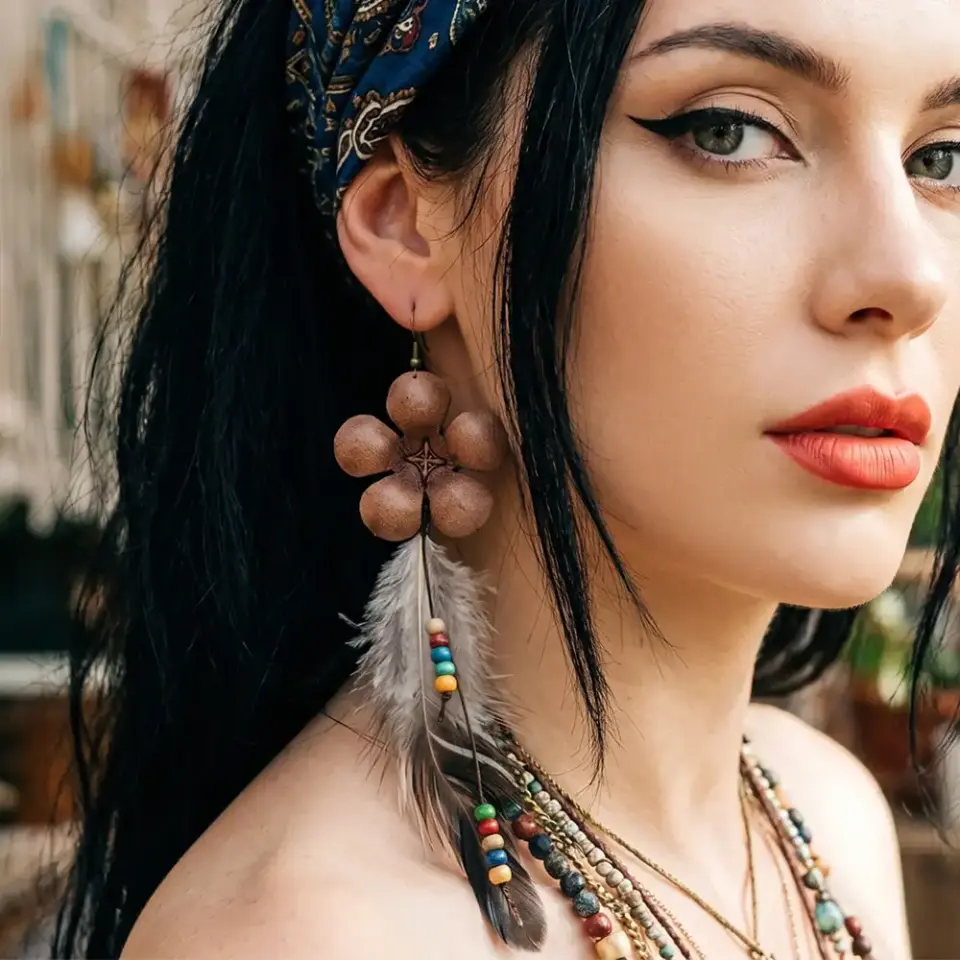 Krem ve gri kırçıllı tüy ile renkli ahşap boncuklu el yapımı deri küpe bohem model