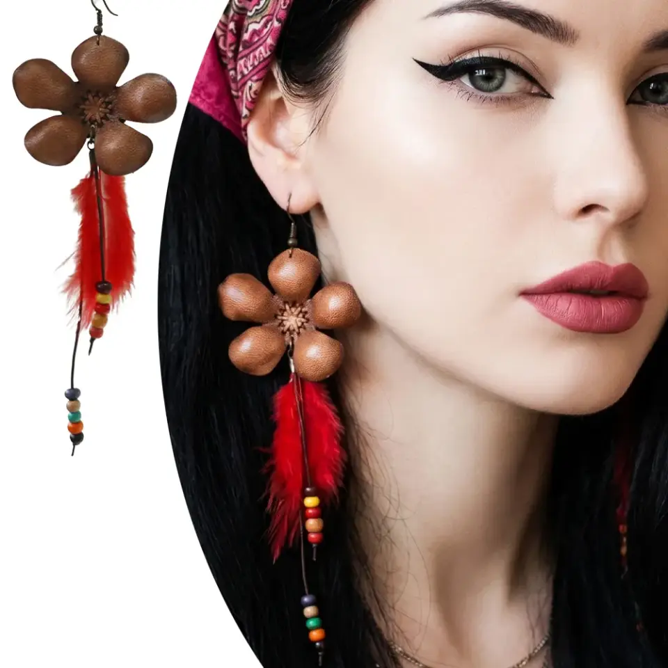 Canlı kırmızı tüy ve sıralı minik ahşap boncuklu el yapımı deri küpe bohem model