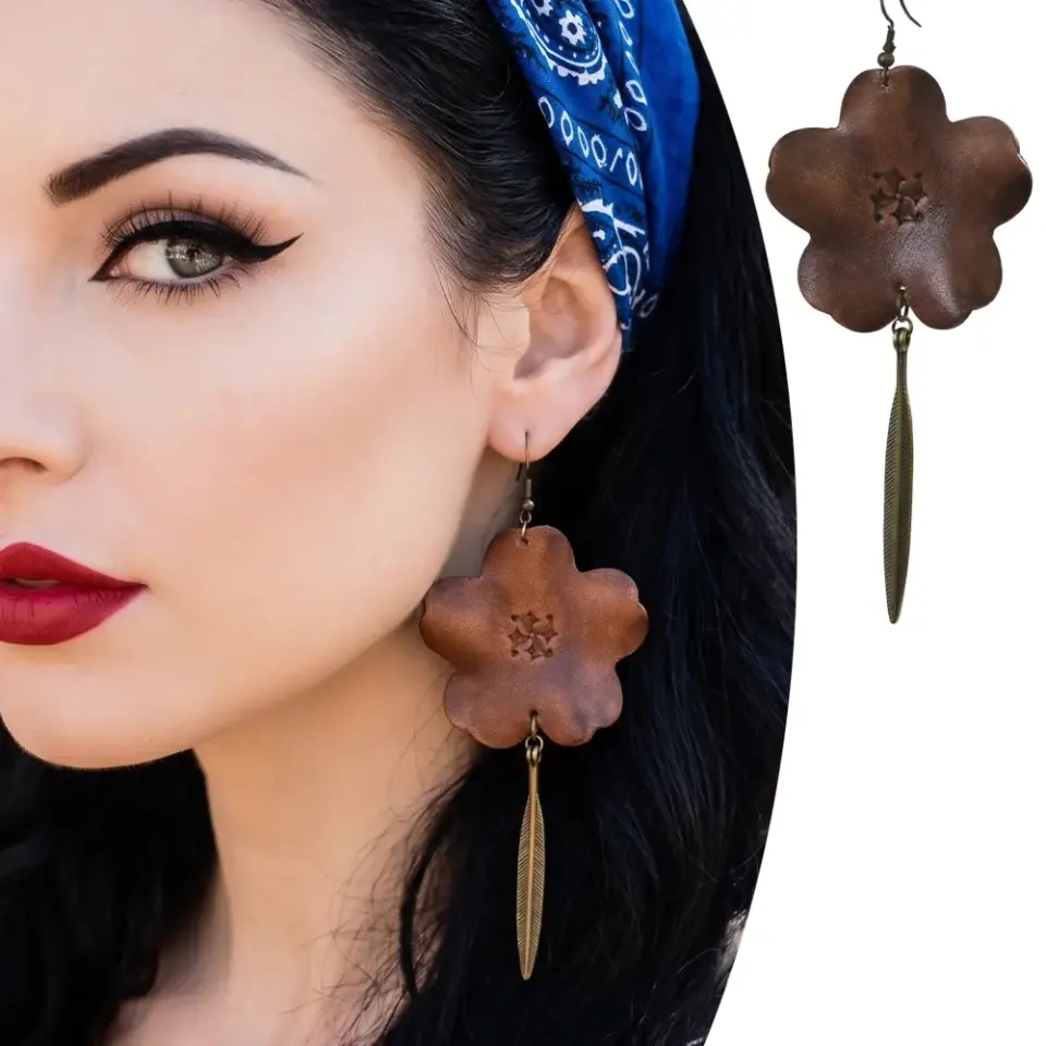 Antik sarı metal yaprak sallantılı ve desen işlemeli el yapımı deri küpe bohem model