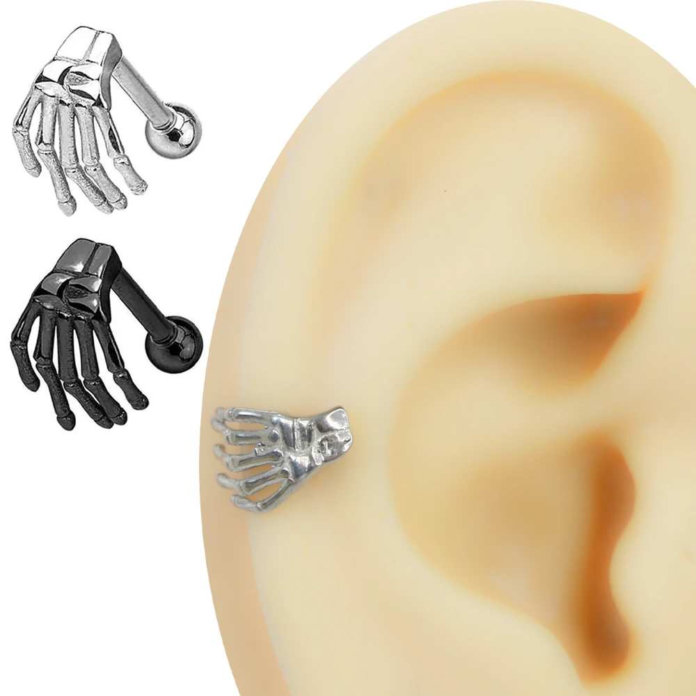 Kulağın kıkırdak helix bölgesinde takılı gümüş renkli iskelet eli piercing ve siyah gümüş renk seçenekleri