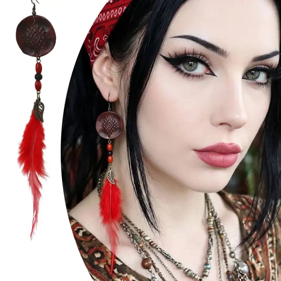 Üstü etnik kilim kabartmalı dairesel disk formunda kırmızı tüy sallantılı el yapımı deri küpe