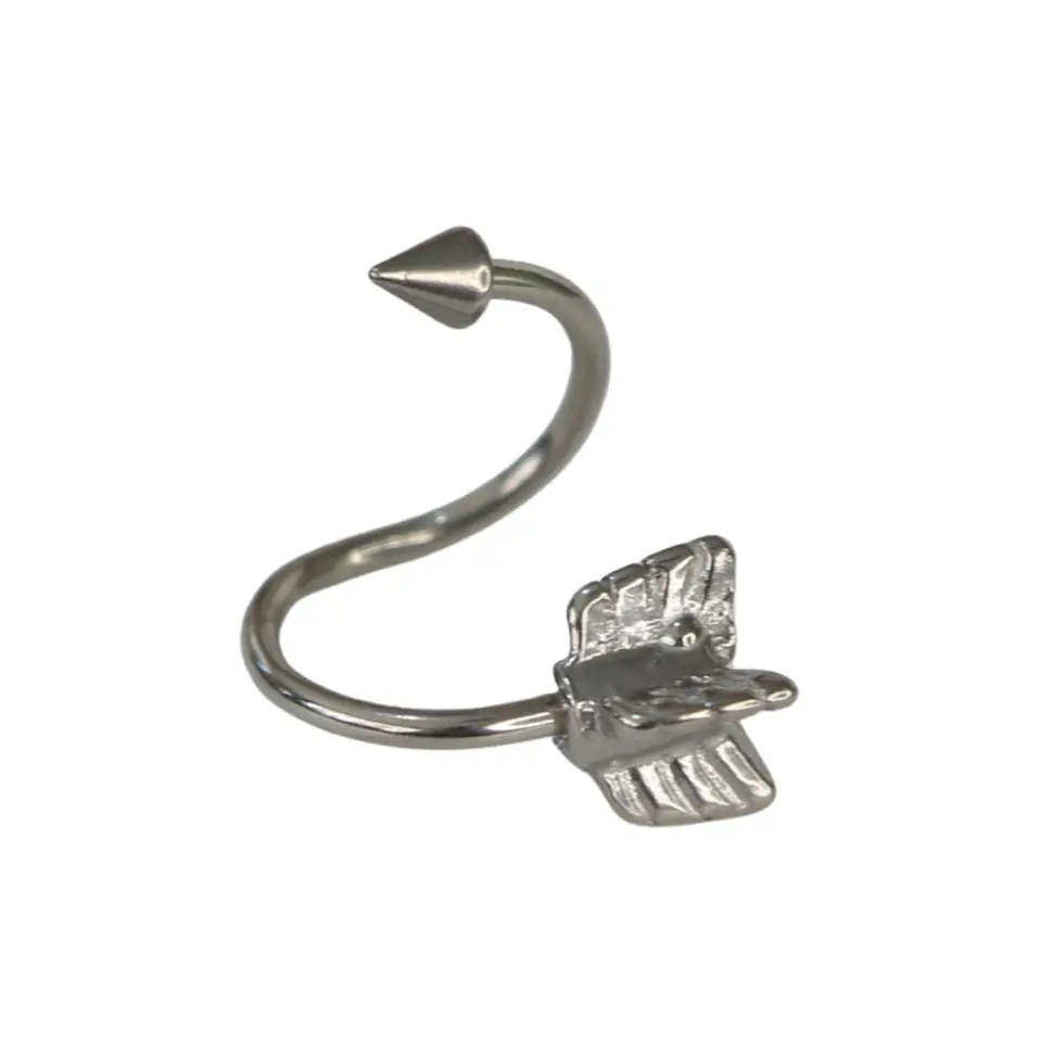 Kulağın kıkırdak helix ve lobe bölgesine uygun gümüş renkli spiral kıvrımlı ok ucu ve tüylü kuyruk detaylı cerrahi çelik piercing