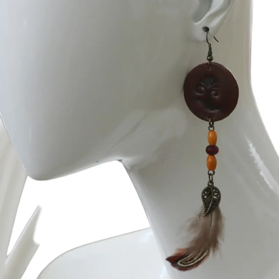 Turuncu kahverengi ahşap boncuk dizilimli ve yaprak metal detaylı tekli el yapımı deri küpe