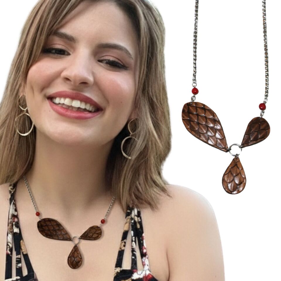 El Yapımı Deri Desenli Kolye | Çelik Zincirli Kırmızı Boncuklu Tasarım