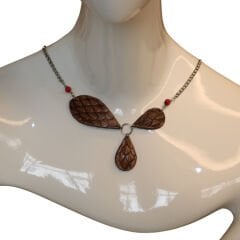 El Yapımı Deri Desenli Kolye | Çelik Zincirli Kırmızı Boncuklu Tasarım