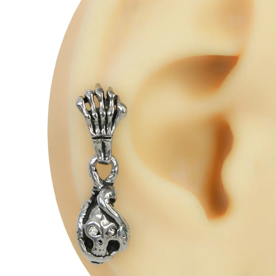 Gümüş renk iskelet eli figürlü ve altından halka ile sallanan kabartmalı kurukafa objeli tünel görünümlü kulak piercingi